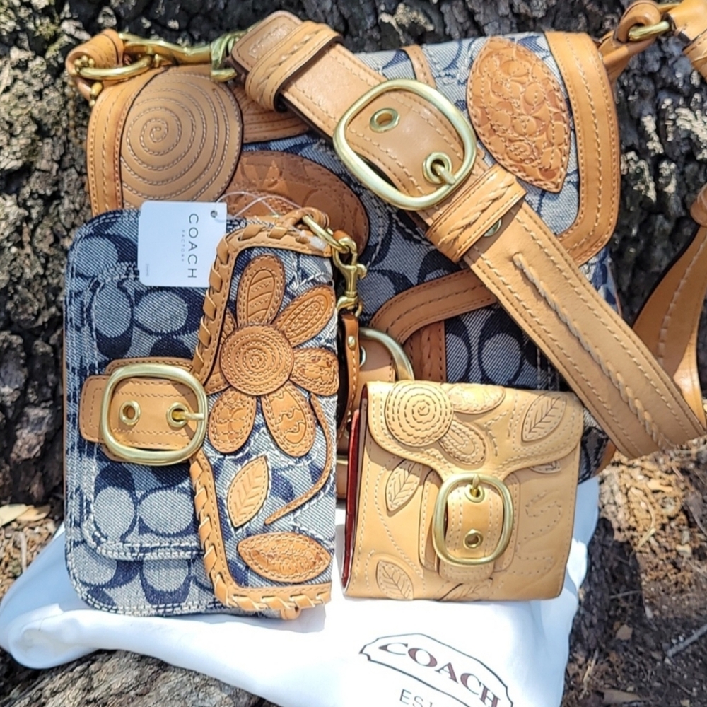 Coach Bleeker Flower Wallet - Picture 7 of 8